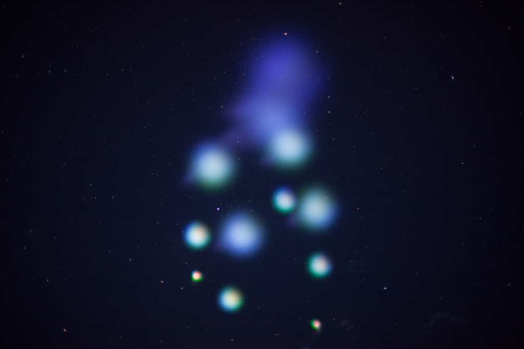 Quelques minutes après le lancement d’une fusée-sonde, une constellation de nuages luminescents est apparue dans le ciel. © Nasa, Wallops Range Optical Systems Group