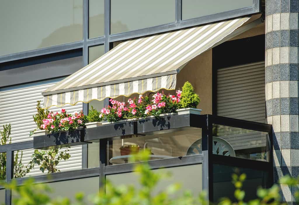 Adopter un store banne pour ombrager votre balcon. © ifeelstock, Adobe Stock