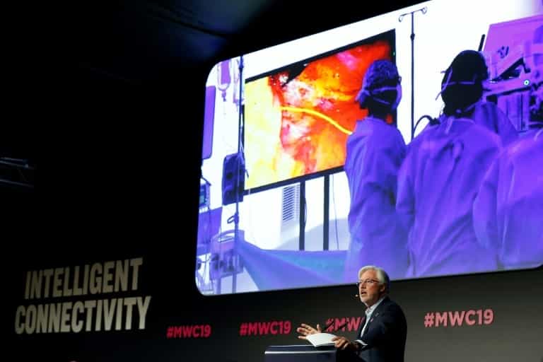 Le docteur Antonio de Lacy dirige la première opération chirurgicale au monde « télémonitorée » via la 5G, en direct du Mobile World Congress (MWC) de Barcelone le 27 février 2019. © Pau Barrena - AFP