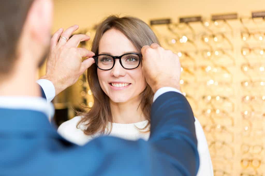 L’opticien-lunetier vend des lunettes et des lentilles de contact mais il a aussi un rôle de conseiller important auprès de ses clients. © Production Perig, Adobe Stock.