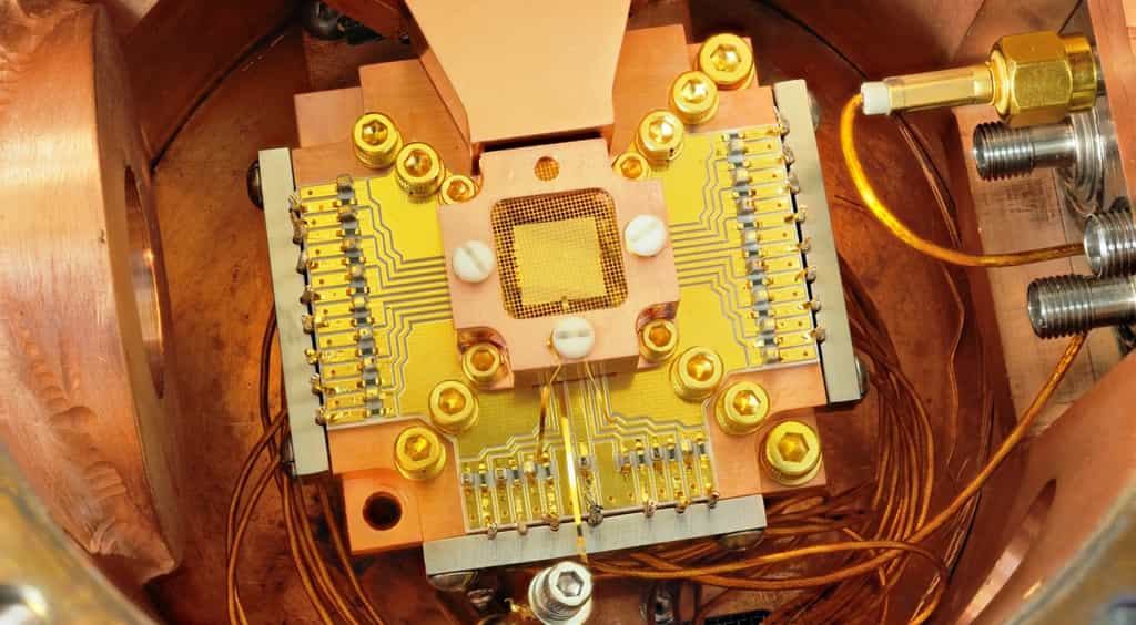 Une vue d'un des dispositifs utilisés dans les recherches sur les ordinateurs quantiques basés sur des pièges à ions. © Y. Colombe, NIST