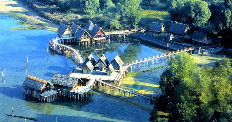Les Européens du Néolithique vivant près des lacs construisaient des palafittes tels que ceux reconstitués ici en Allemagne. © Spiridon Manoliu, Wikipédia, DP