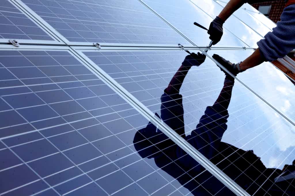Installer des panneaux solaires, une solution pour produire sa propre énergie renouvelable. © Simon Krauss, Adobe Stock