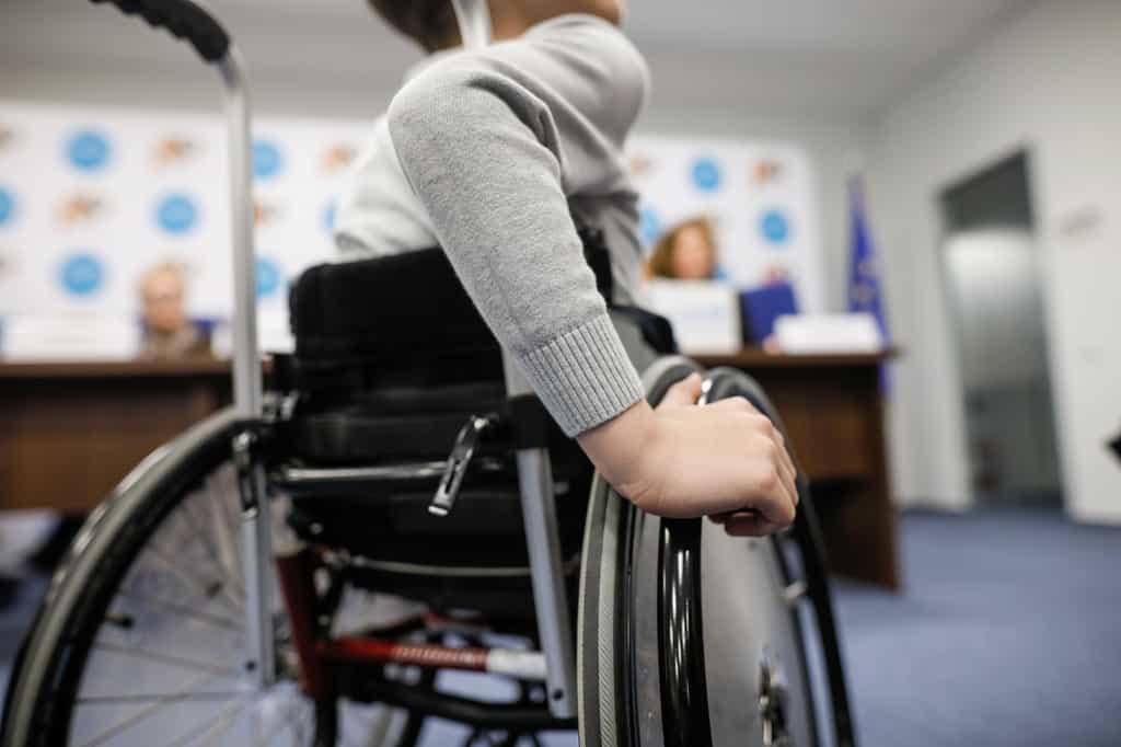 Neuf personnes paralysées ont pu remarcher après une stimulation électrique délivrée dans leur colonne vertébrale.&nbsp;© MoiraM, Adobe Stock
