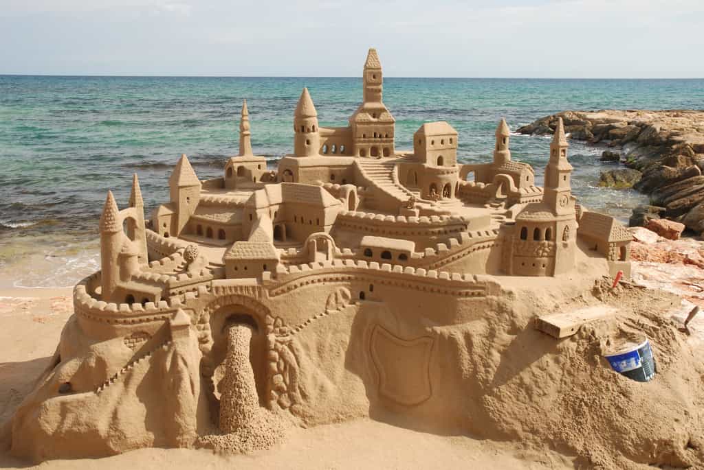 Pour construire le château de sable parfait, il ne faut pas utiliser trop d'eau et ne pas hésiter à se salir les mains. © philipus, Fotolia