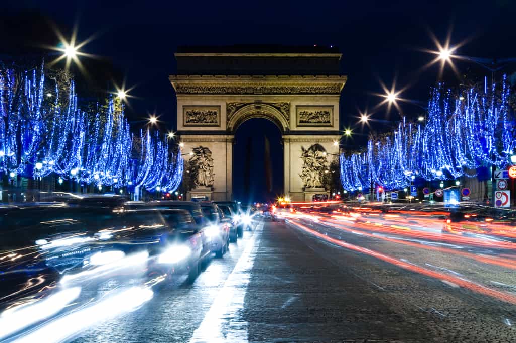 Illuminations de Noël sur les Champs-Élysées, à Paris