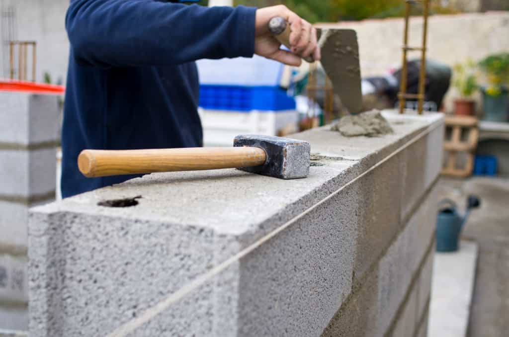Le parpaing est un matériau de construction en béton ou ciment pour les murs. © Pictures News, Adobe Stock