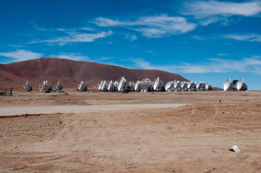 Installé sur le plateau de Chajnantor, au Chili, à plus de 5.000 mètres d'altitude, l'observatoire Alma scrute le ciel avec ses dizaines d'antennes. Au total, 25 d’entre elles ont été construites par Thales Alenia Space. © Rémy Decourt