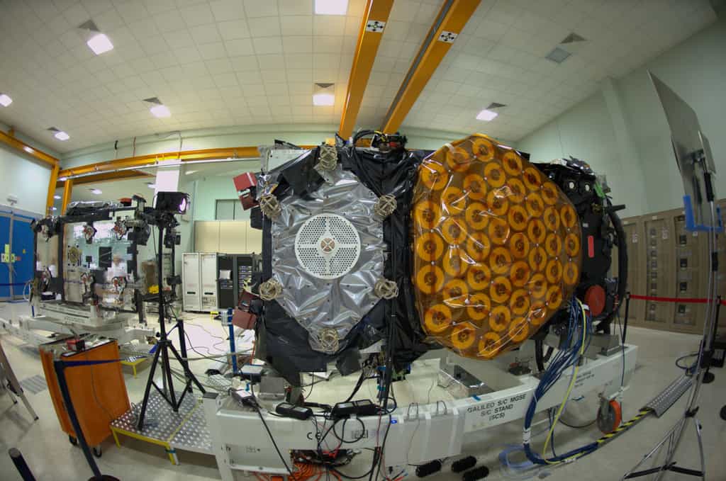 Construit sous la maîtrise d'œuvre d'Astrium, un des quatre satellites IOV, ici vu dans l'usine turinoise de Thales Alenia Space, en juin 2012. © Rémy Decourt, Futura-Sciences