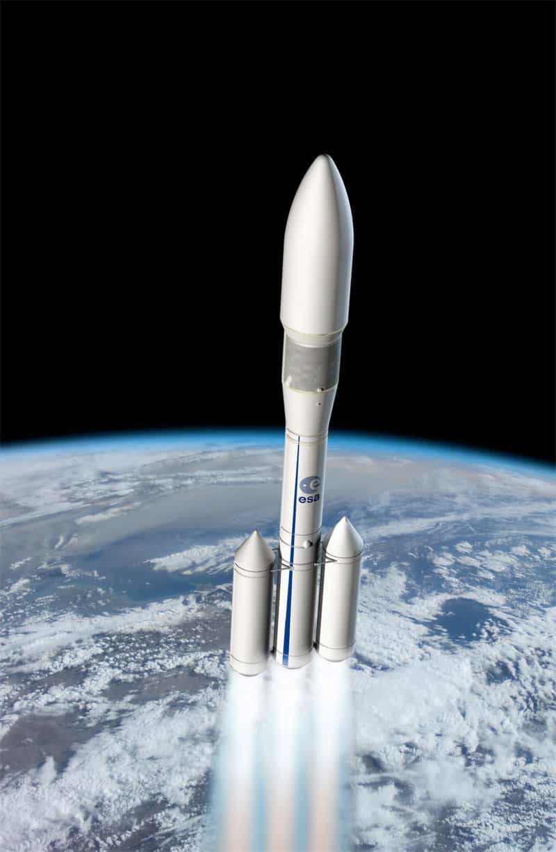 Un dessin de la future Ariane 6. Le lanceur comprendra deux étages à propulseurs à propergols solides. Le premier étage en aura trois (allumés sur cette image) et le deuxième un seul. Le troisième étage aura, lui, une propulsion cryotechnique (oxygène et hydrogène liquides). © Esa, D. Ducros