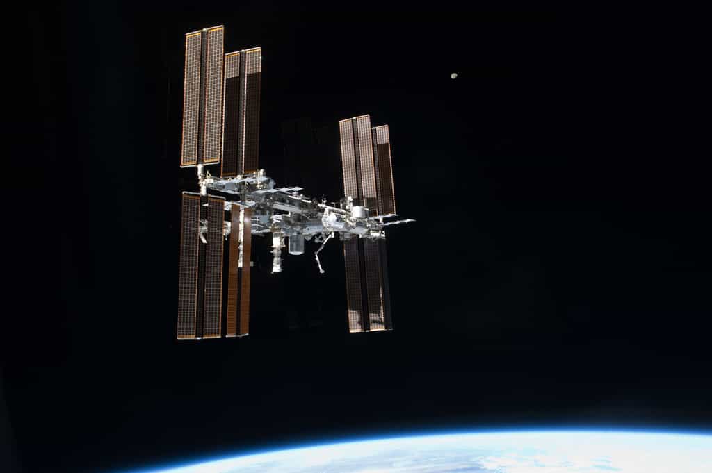 La Station spatiale vue par le dernier équipage d'une navette, en juillet 2011. Longue de 109 mètres pour une masse de 420 tonnes, l'ISS est quatre fois plus grande que l’ancienne station spatiale russe Mir et environ cinq fois plus grande que le Skylab américain des années 1970. © Nasa