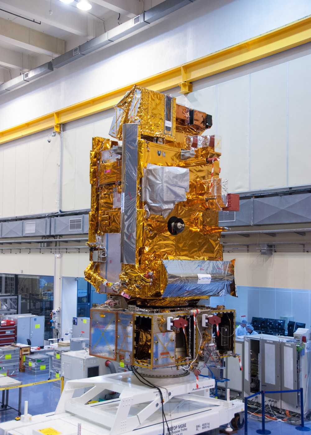 Le satellite Metop-B en phase finale d'intégration dans l'usine toulousaine d'Astrium, en novembre 2011. Le troisième satellite de la série, Metop-C, sera lancé en 2018. © Rémy Decourt