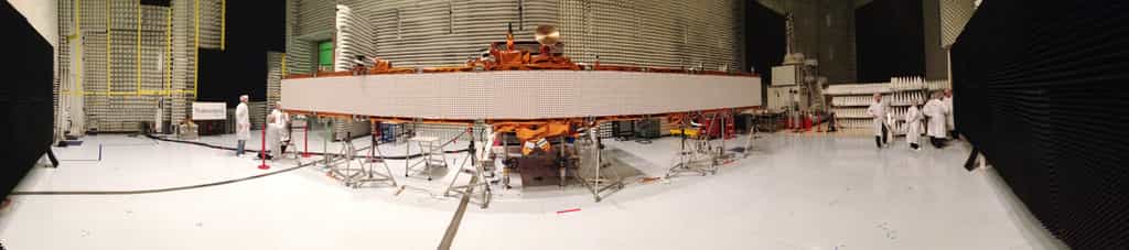 Sentinel 1 dans toute sa longueur. Les 12,3 mètres du radar sont déployés dans la chambre anéchoïque de Thales, à Cannes. © Thales Alenia Space
