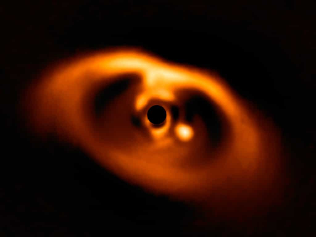 Première photo aussi nette d'une planète en cours de formation, autour de l’étoile naine PDS 70. Cette image a été acquise par l'instrument Sphère qui équipe le Very Large Telescope de l’ESO. © ESO, A. Müller et al.