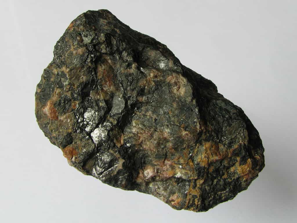 On peut trouver de faibles quantités d’actinium dans la pechblende, minerai composé de dioxyde d'uranium (en photo une pechblende et de la coffinite). © Jędrzej Pełka, Wikimedia Commons, DP