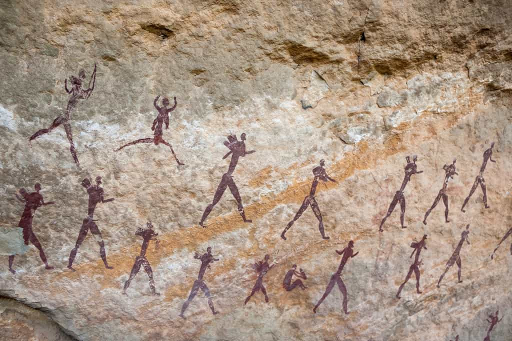 Dans ses peintures, le peuple San en Afrique du Sud représente souvent des figures humaines (comme ici des chasseurs) et des animaux de la brousse, mais aussi des créatures plus mystérieuses. © Chris, Adobe Stock