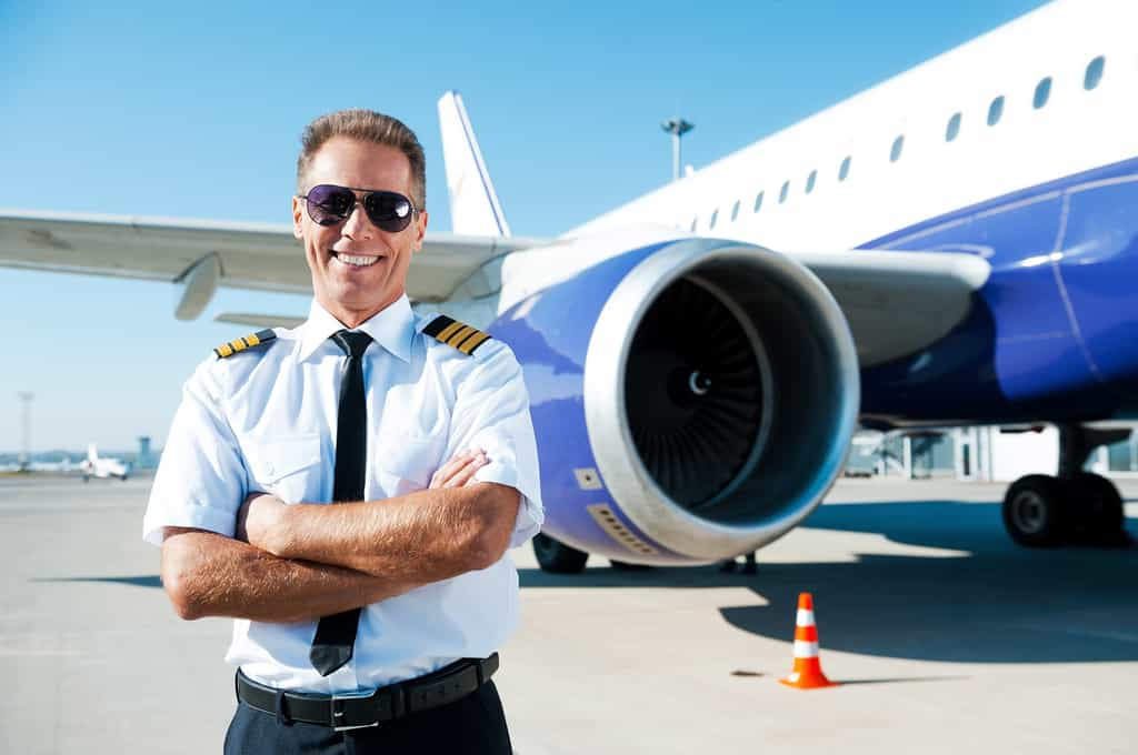 Avant le décollage, le pilote de ligne réunit son équipage pour faire le point sur le voyage à effectuer, en tenant compte de la météo, de la distance à parcourir, du volume de carburant à emporter. Il effectue ensuite le tour de l'appareil au sol pour tout contrôler et ainsi s'assurer que les passagers seront en sécurité. © gstockstudio, Adobe Stock.