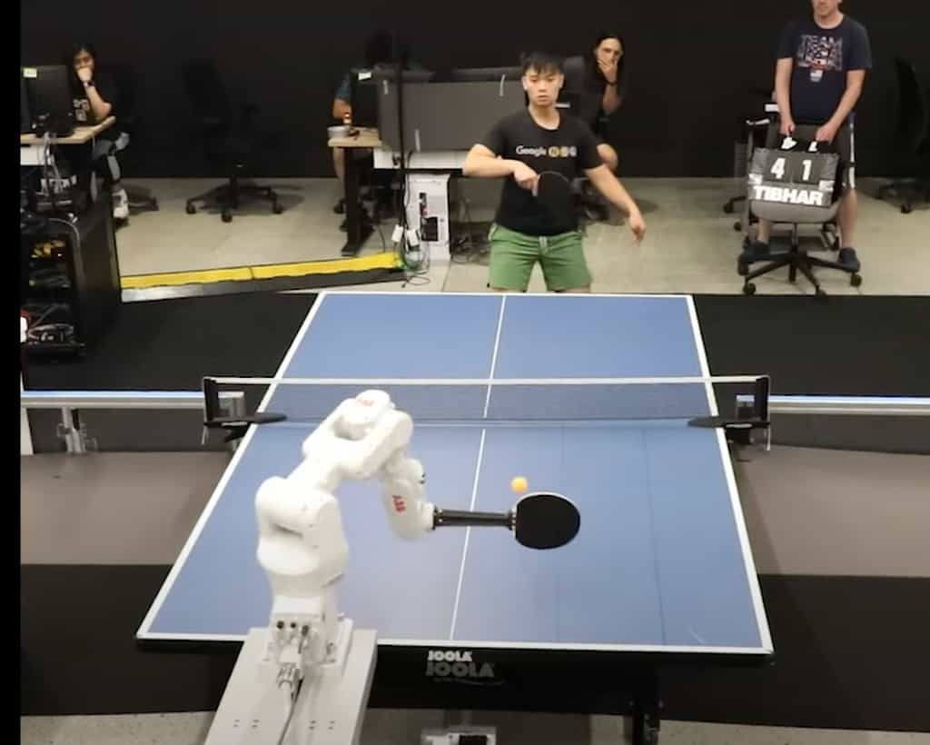 Le robot de Google est le premier à pouvoir gagner contre des humains au tennis de table. © Google DeepMind