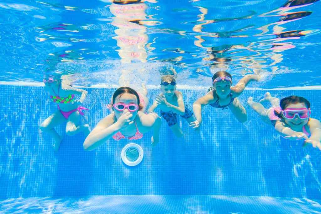 Analyser l'eau est une tâche indispensable pour profiter pleinement de la piscine. Pour vous aider, l'assistant easy·care développé par Waterair transmet toutes les informations utiles en temps réel. © yanlev, Adobe Stock