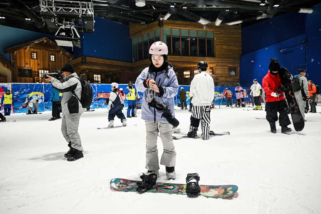 Dans ce pays où la population se passionne de plus en plus pour les sports d'hiver, les visiteurs ont troqué lunettes de soleil et t-shirts pour des combinaisons de ski. © Hector RETAMAL, AFP