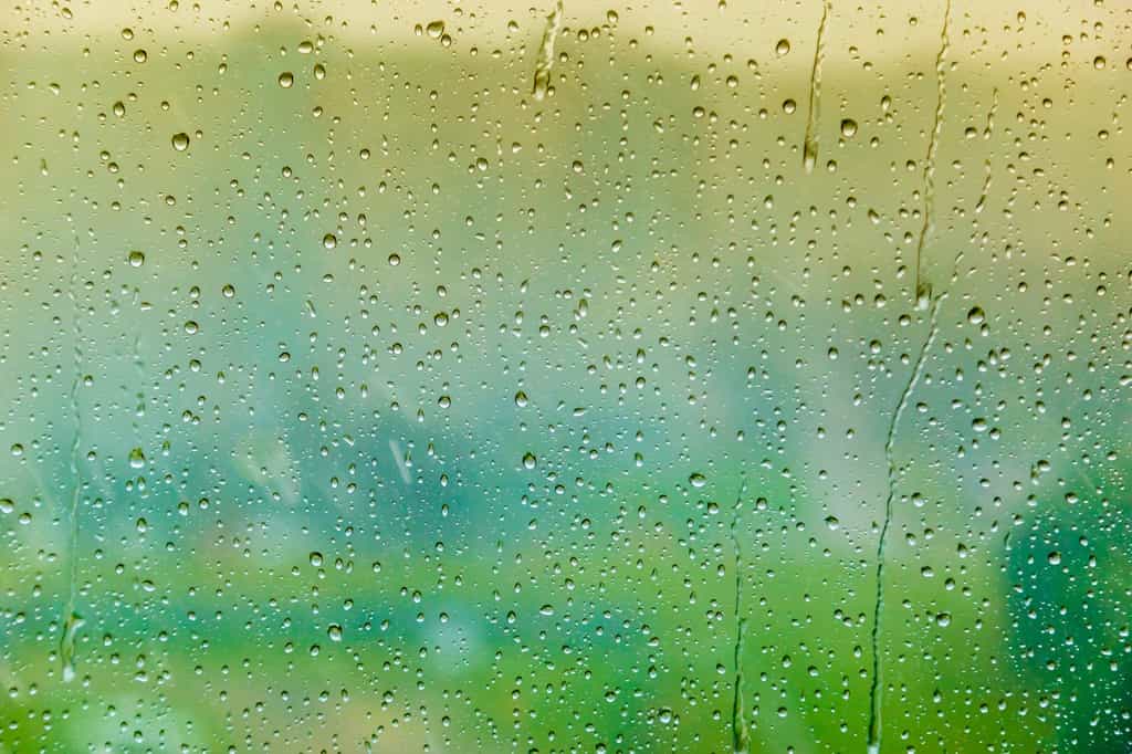 La patiente voit tomber la pluie sur la fenêtre, mais pas le paysage fixe. © Alexandr, Fotolia