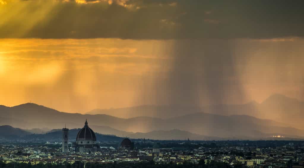 La pluie est le principal type de précipitation de l’eau contenue dans les nuages. En photo, pluie au-dessus de Florence. © gimsan, fotolia