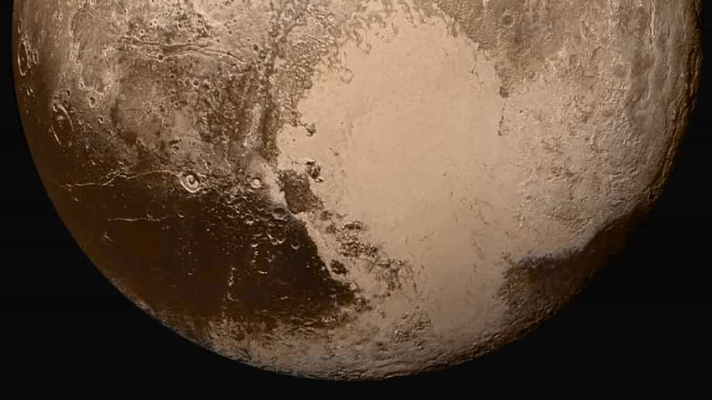 La planète naine Pluton vue par la sonde New Horizons, à 450.000 km de distance, au matin du 14 juillet 2015. De l'azote liquide semble avoir coulé à sa surface. © Nasa, John Hopkins University Applied Physics Laboratory, Southwest Research Institute