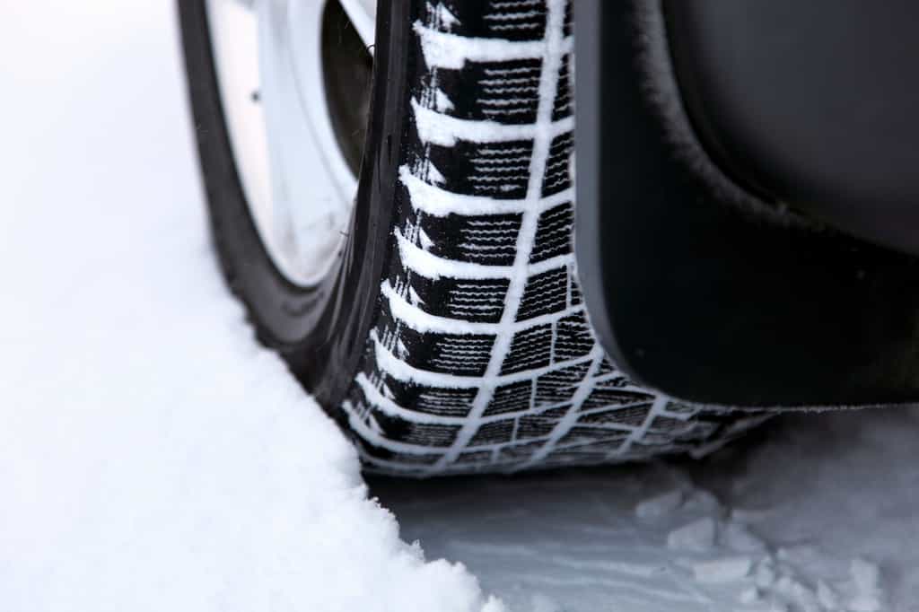 L’obligation d’utiliser des pneus neige ou d’autres équipements équivalents vise à « limiter les embouteillages sur les routes dans les régions montagneuses et améliorer la sécurité des usager ». © Savushkin / Istock.com