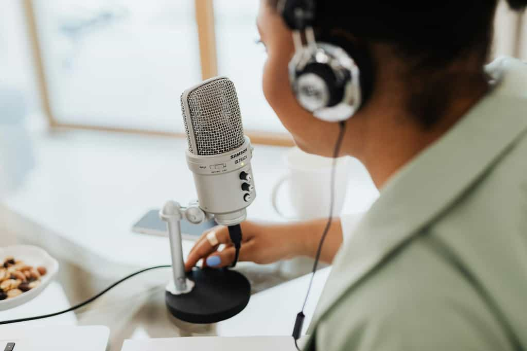 Découvrez une sélection des meilleurs podcasts français sur le business. © Photo By: Kaboompics.com, Pexels