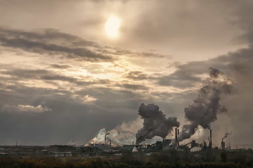 La première forme de pollution atmosphérique provient de sources de proximité comme les installations industrielles ou les véhicules. © Liubov Furs, fotolia
