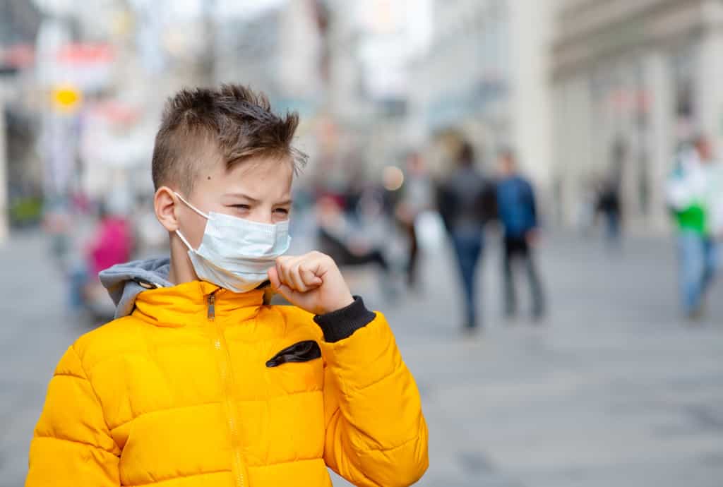 La pollution de l’air atmosphérique touche particulièrement les enfants dont le corps et le système immunitaire sont en cours de croissance. © Ermolaeva Olga, Adobe Stock