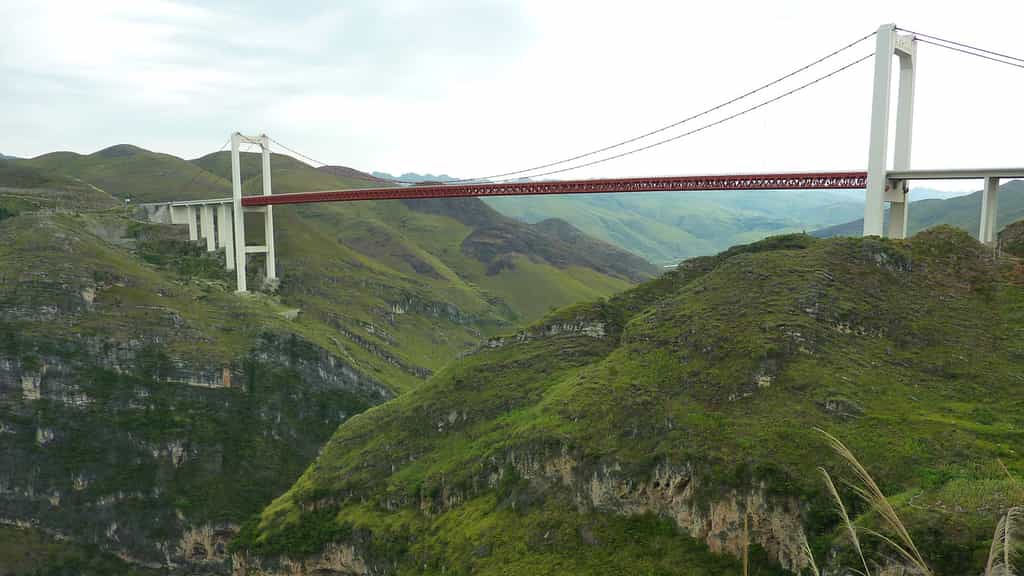 Le pont Beipanjiang culmine à 565 mètres au-dessus d’une rivière. © NewAtlas
