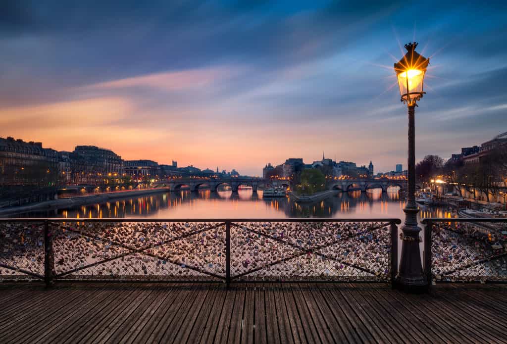 Le pont des Arts à Paris est un monument historique classé depuis 1975. © Beboy, fotolia