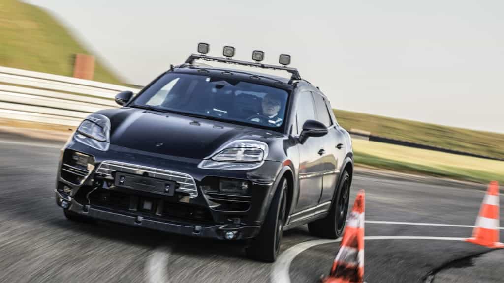 Les prototypes du futur Porsche Macan électrique vont être testés sur route ouverte. Il s’agit de modèles « camouflés » qui ne dévoilent pas le design final du modèle de série. © Porsche