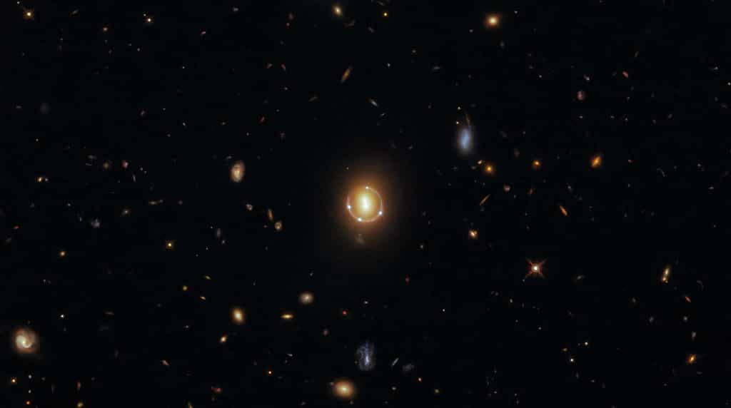 Magnifique anneau d'Einstein photographié par Hubble. © ESA, Hubble, Nasa, T. Treu, J. Schmidt