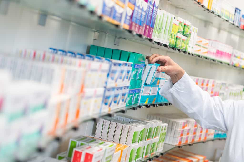 Le préparateur en pharmacie délivre des médicaments sur ordonnance ou non aux clients qu’il reçoit à son comptoir. © benjaminnolte, Fotolia.