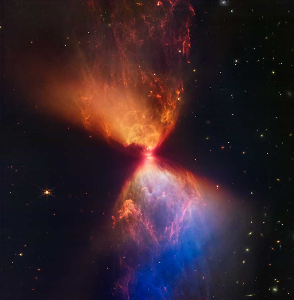 La protoétoile dans le nuage sombre L1527, illustrée sur cette image de la caméra infrarouge proche du télescope spatial James Webb (NIRCam) de la Nasa, est intégrée dans un nuage de matière alimentant sa croissance. © Nasa, ESA, ASC et STScl, J. DePasquale, A. Pagan et A. Koekemoer (STScI)