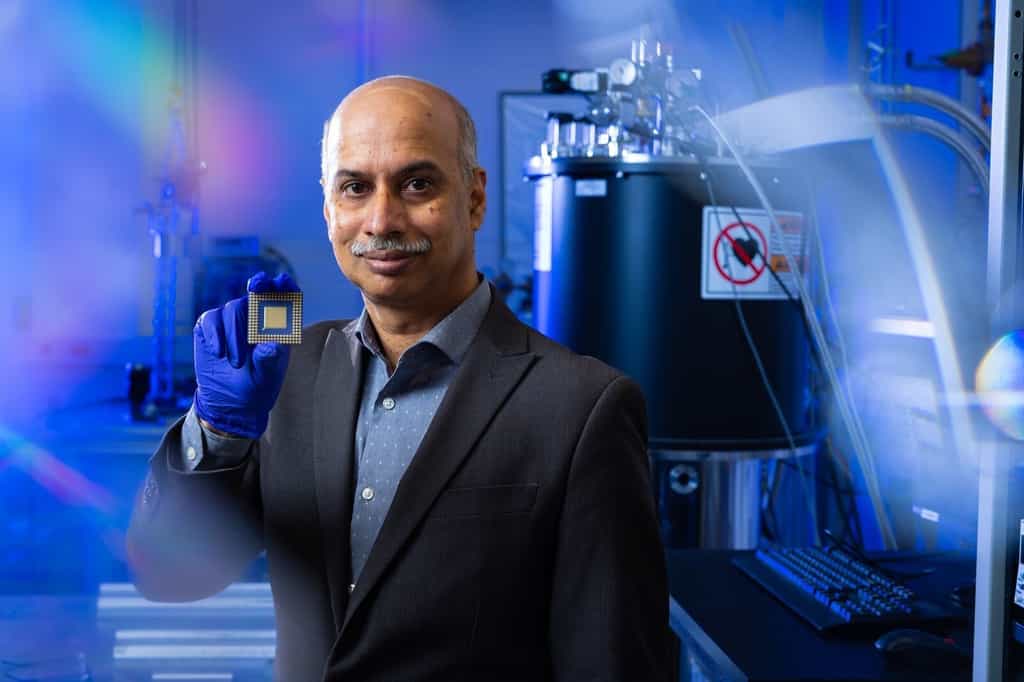 Sambandamurthy Ganapathy, du département de physique de l'Université de Buffalo, dirige une équipe qui développe des puces informatiques neuromorphiques. © Douglas Levere, Université de Buffalo