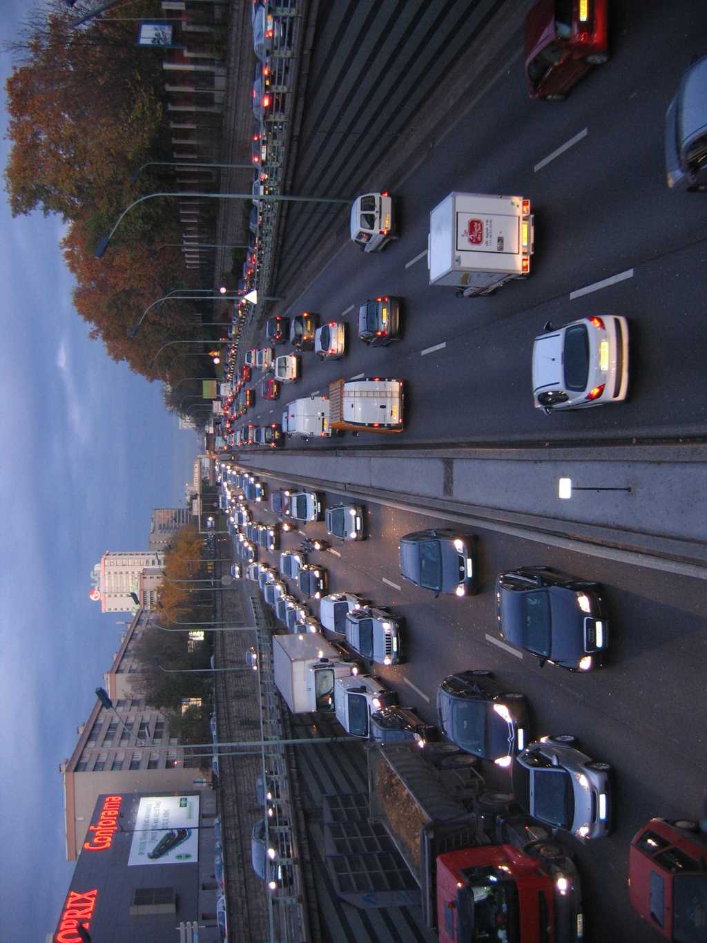 Périphérique parisien surchargé. Il reste encore des efforts à fournir pour améliorer le plan de déplacement urbain de la capitale. © Julien, Wikimedia Commons, cc by nc nd 2.0