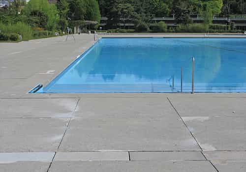 Une échelle de piscine est un accessoire incontournable, quel que soit le modèle de piscine choisi. © m x b c h r, Flickr, cc by nc 2.0