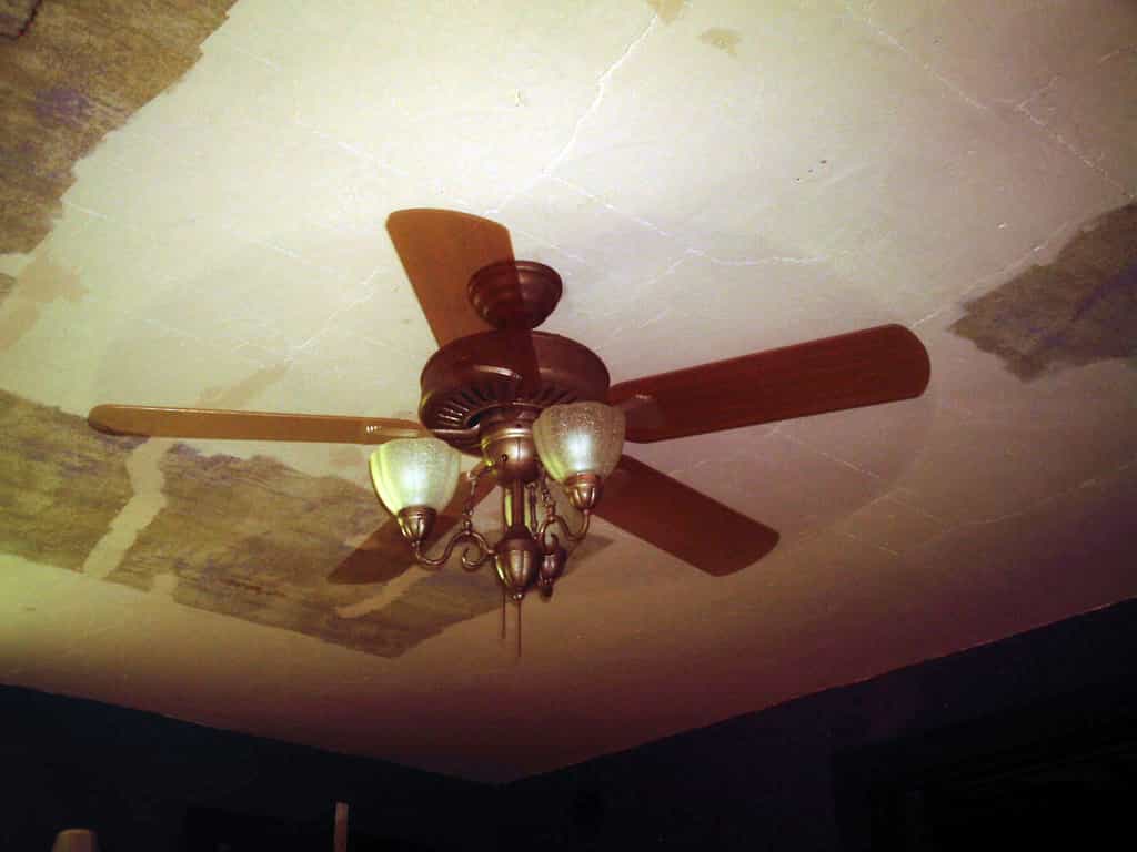 Le plafond tendu est une solution face à un plafond abîmé. © Marion Doss, Flickr, CC BY 2.0