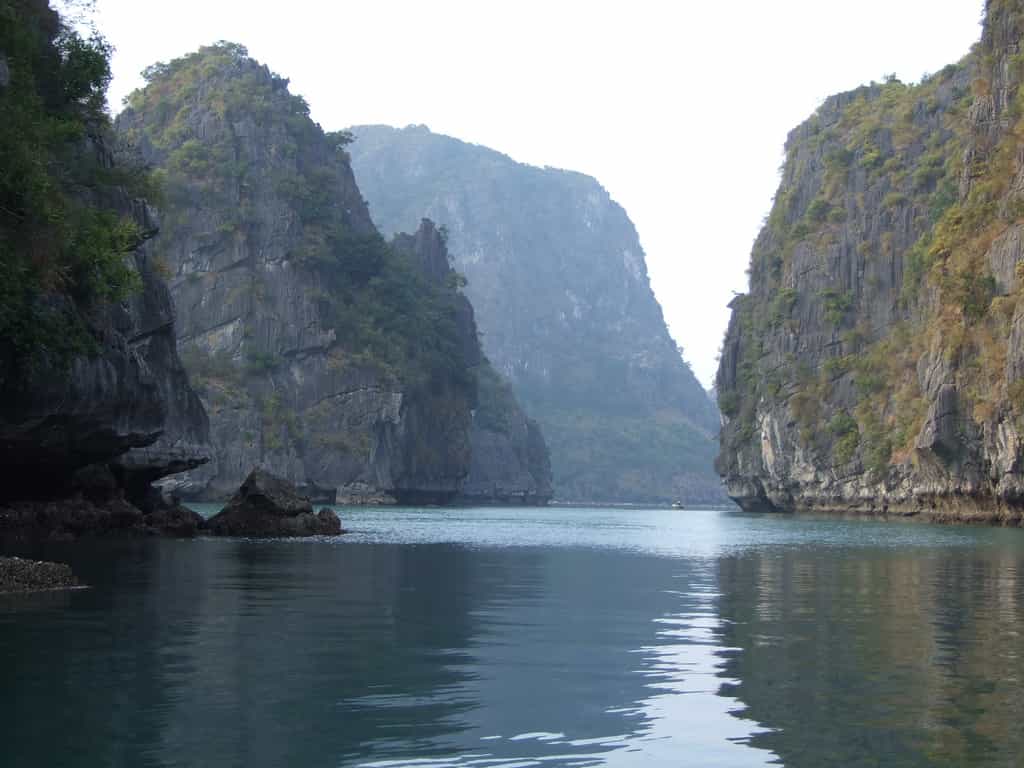 La visite de la baie d’Along au Vietnam s’effectue préférentiellement à bord d'une jonque. © robertlafond2009, Flickr, cc by sa 2.0