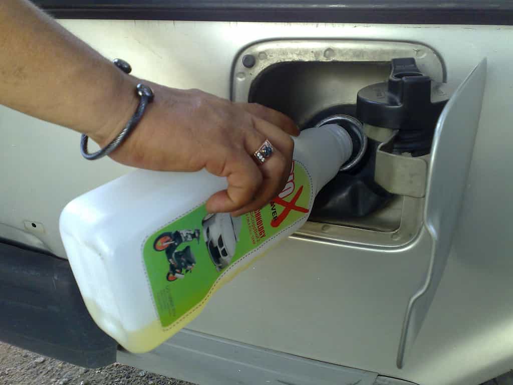 Ajout d'économiseur de carburant liquide directement dans le réservoir. Le meilleur moyen d’économiser du carburant reste encore d’adopter une conduite moins nerveuse. © Sazuwan &amp; Friends, Wikimedia Commons, cc by nc 2.0