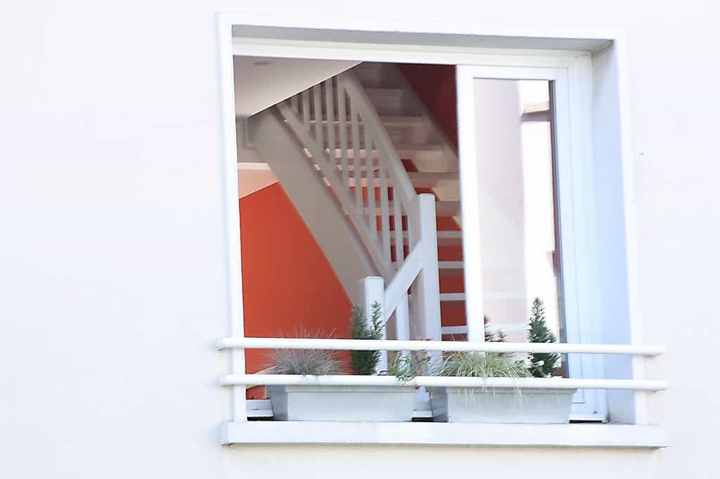 Il existe deux techniques pour poser une fenêtre en PVC. © poil0do, Flikr, CC BY-SA 2.0