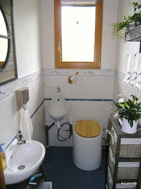 Des toilettes écologiques qui s'intègrent de façon esthétique dans une salle de bains classique. © Sustainable sanitation, cc by 2.0