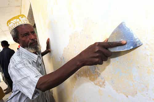 Préparer un mur avant peinture demande quelques étapes. © US Army Africa, Flickr, CC BY 2.0