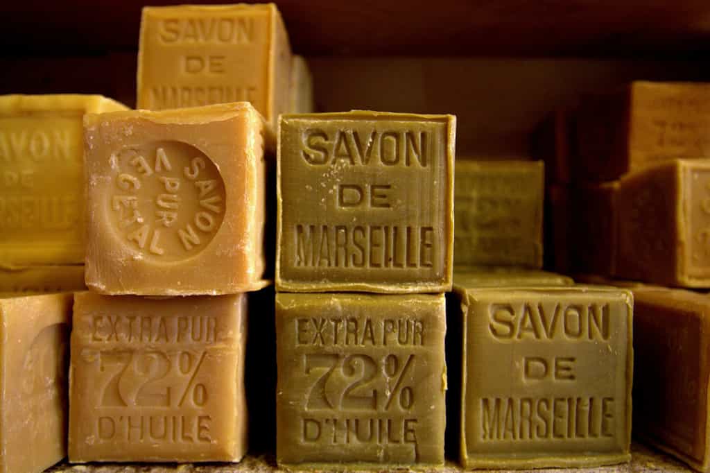 Le savon de Marseille est un détachant naturel utilisé contre les taches de graisse et de sang. © Flickr, cc by sa&nbsp;2.0