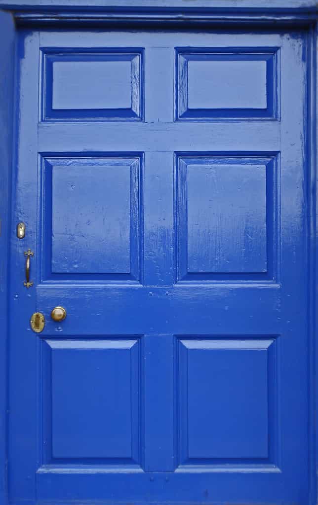 La porte d'entrée en bois peut se parer de multiples coloris, un coup de peinture suffit. © amandabhslater, Flickr, CC BY-SA 2.0