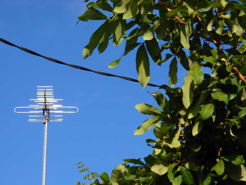 La plupart des antennes hertziennes permettent de recevoir la TNT. © AbdillahAbi, flickr, CC BY 2.0