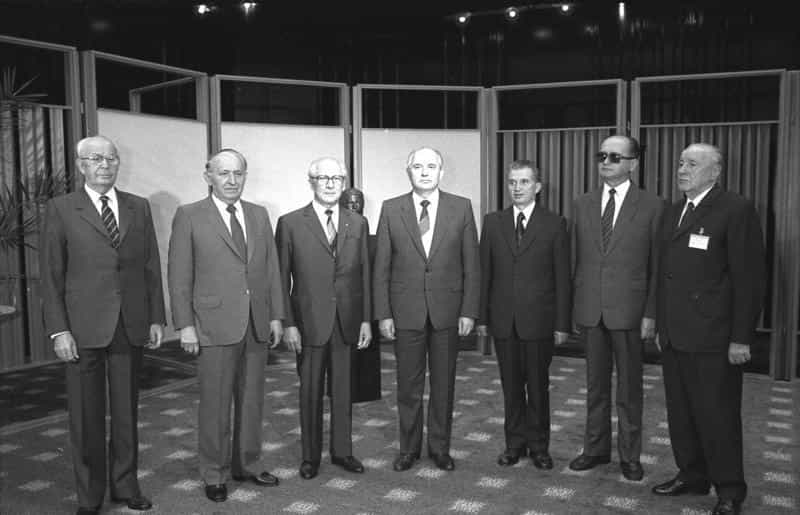 Les principaux leaders de l'Europe de l'Est lors d'une réunion du Pacte de Varsovie. De gauche à droite, on trouve Gustáv Husák (Tchécoslovaquie), Todor Jivkov (Bulgarie), Erich Honecker (RDA), Mikhaïl Gorbatchev (URSS), Nicolae Ceaușescu (Roumanie), Wojciech Jaruzelski (Pologne) et János Kádár (Hongrie). © Bundesarchiv, Bild 183-1987-0529-029, Wikimedia Commons, cc by sa 3.0